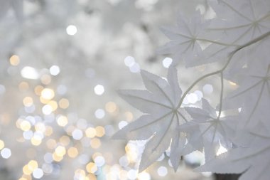 Dekoratif şenlikli Noel beyaz köpüklü tatil arka plan bulanık üzerinde bırakır