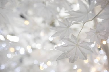 Dekoratif şenlikli Noel beyaz köpüklü tatil arka plan bulanık üzerinde bırakır