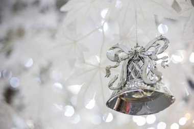Noel çan dekorasyon parlak tatil arka plan bulanık üzerinde gümüş