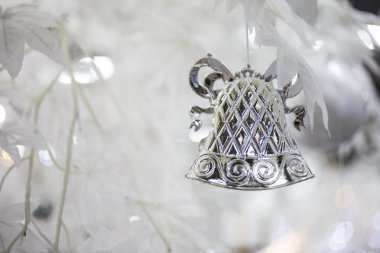 Noel çan dekorasyon parlak tatil arka plan bulanık üzerinde gümüş