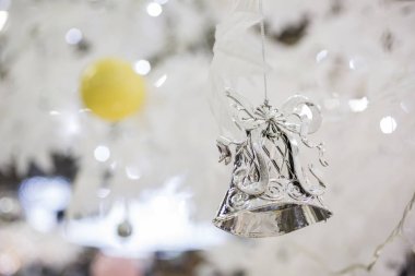 Noel çan dekorasyon parlak tatil arka plan bulanık üzerinde gümüş