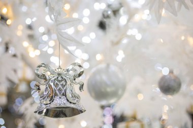 köpüklü tatil arka plan bulanık üzerinde gümüş çan ve Noel süslemeleri