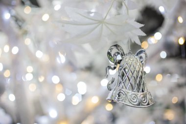 Noel çan dekorasyon parlak tatil arka plan bulanık üzerinde gümüş