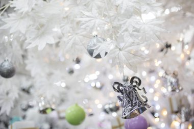 Noel ve yeni yıl renkli süslemeleri. Noel kutlaması için kavramsal süslemeleri