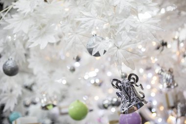 Noel ve yeni yıl renkli süslemeleri. Noel kutlaması için kavramsal süslemeleri