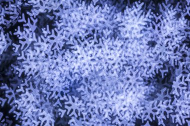 Bulanık arka plan üzerinde renkli oryantal kar taneleri