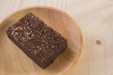 Ahşap arka plan üzerinde kek