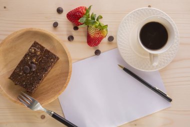 Kopya alanı ile çilek ve espresso kahve ile kek.