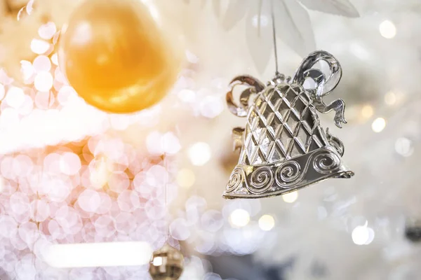 Köpüklü Tatil Arka Plan Bulanık Üzerinde Gümüş Çan Noel Süslemeleri — Stok fotoğraf