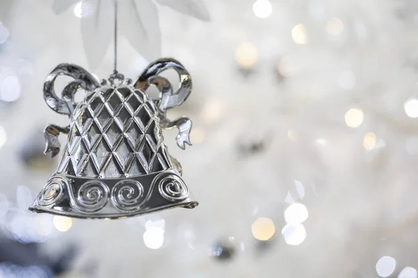 Zilveren Bell Kerstdecoratie Onscherpe Achtergrond Voor Sprankelende Vakantie — Stockfoto