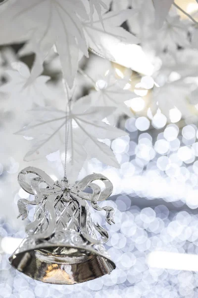 Silberne Weihnachtsglockendekoration Auf Unscharf Glitzerndem Feiertagshintergrund — Stockfoto