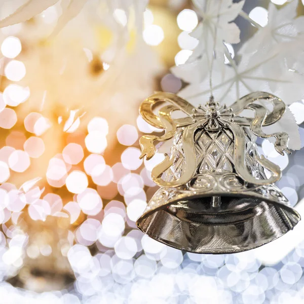 Decoración Campana Navidad Plata Sobre Fondo Borroso Brillante Vacaciones —  Fotos de Stock