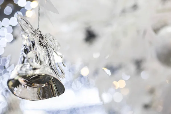 Stříbrná Vánoční Dekorace Zvonek Rozostřeného Pozadí Šumivé Holiday — Stock fotografie