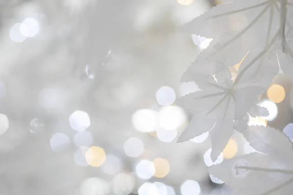 Decorativo Festivo Navidad Hojas Blancas Sobre Fondo Borroso Brillante Vacaciones —  Fotos de Stock