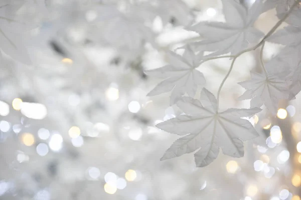 Dekorative Festliche Weihnachten Weiße Blätter Auf Verschwommenem Funkelnden Feiertagshintergrund — Stockfoto