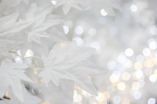Decorativo Festivo Navidad Hojas Blancas Sobre Fondo Borroso Brillante Vacaciones —  Fotos de Stock