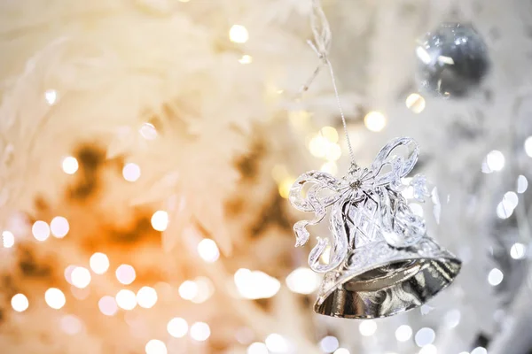 Silberne Weihnachtsglockendekoration Auf Unscharf Glitzerndem Feiertagshintergrund — Stockfoto