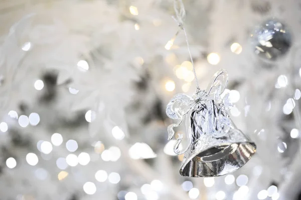 Silberne Weihnachtsglockendekoration Auf Unscharf Glitzerndem Feiertagshintergrund — Stockfoto