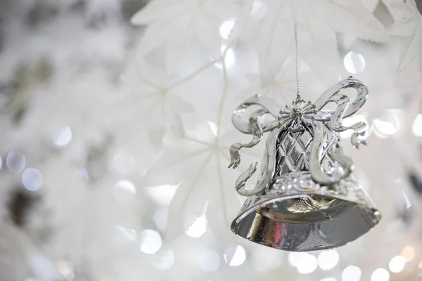 Stříbrná Vánoční Dekorace Zvonek Rozostřeného Pozadí Šumivé Holiday — Stock fotografie