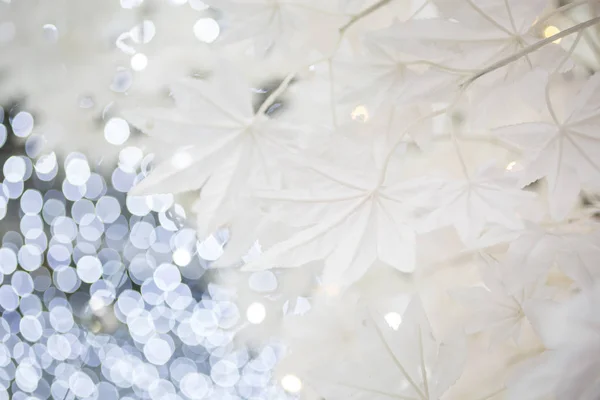 Декоративные Праздничные Рождества Белые Листья Размытом Сверкающем Фоне Праздника — стоковое фото