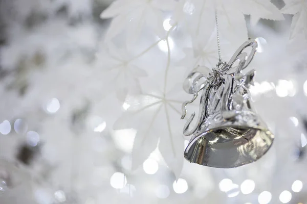 银色圣诞钟装饰模糊波光粼粼的假日背景 — 图库照片