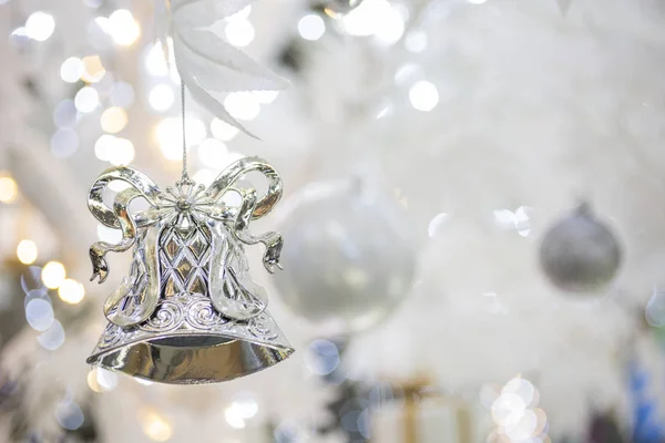 Campana Plata Decoraciones Navidad Sobre Fondo Borroso Brillante Vacaciones —  Fotos de Stock