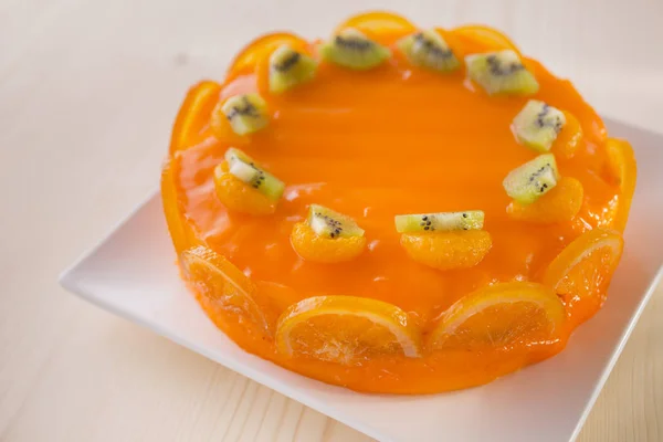 Gâteau Orange Décoré Kiwis Tranches Oranges Sur Assiette Blanche — Photo