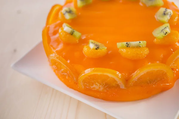 Gâteau Orange Décoré Kiwis Tranches Oranges Sur Assiette Blanche — Photo