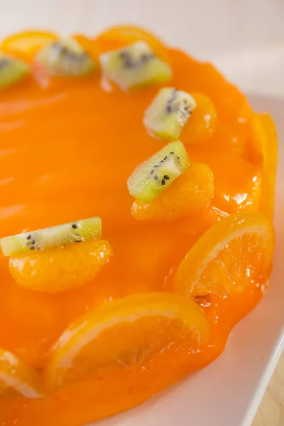 Pastel Naranja Decorado Con Kiwi Rodajas Naranjas Plato Blanco — Foto de Stock