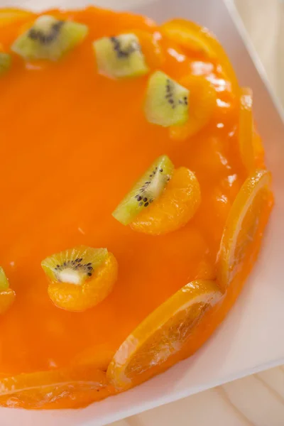 Pastel Naranja Decorado Con Kiwi Rodajas Naranjas Plato Blanco — Foto de Stock