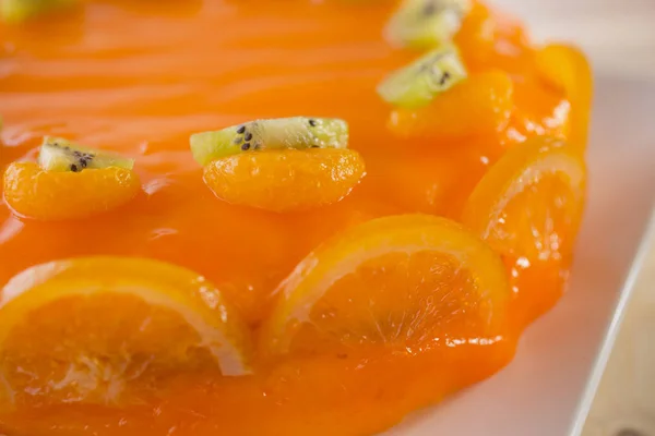 Pastel Naranja Decorado Con Kiwi Rodajas Naranjas Plato Blanco — Foto de Stock