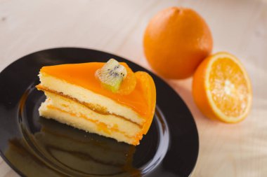 kivi ve turuncu meyve ile dekore edilmiş turuncu kek