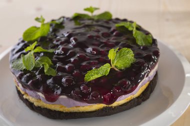üstte lezzetli karışık berry cheesecake reçel Tepesi ve nane yaprakları