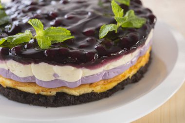 üstte lezzetli karışık berry cheesecake reçel Tepesi ve nane yaprakları