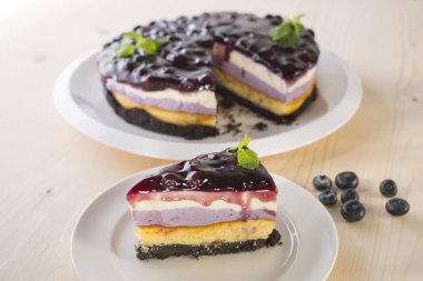 üstte lezzetli karışık berry cheesecake reçel Tepesi ve nane yaprakları
