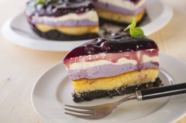 üstte lezzetli karışık berry cheesecake reçel Tepesi ve nane yaprakları