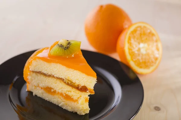 Pastel Naranja Decorado Con Kiwi Fruta Naranja — Foto de Stock