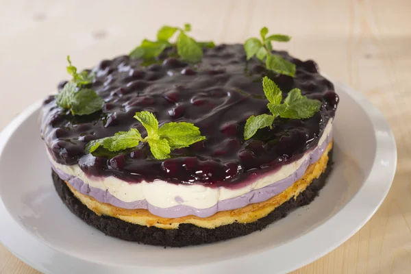 Délicieux Gâteau Fromage Aux Baies Mélangées Avec Garniture Confiture Feuilles — Photo