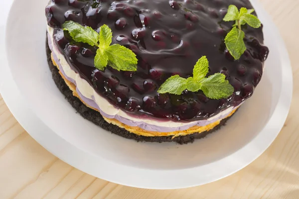 Köstlicher Gemischter Beerenkäsekuchen Mit Marmeladenbelag Und Minzblättern Obendrauf — Stockfoto