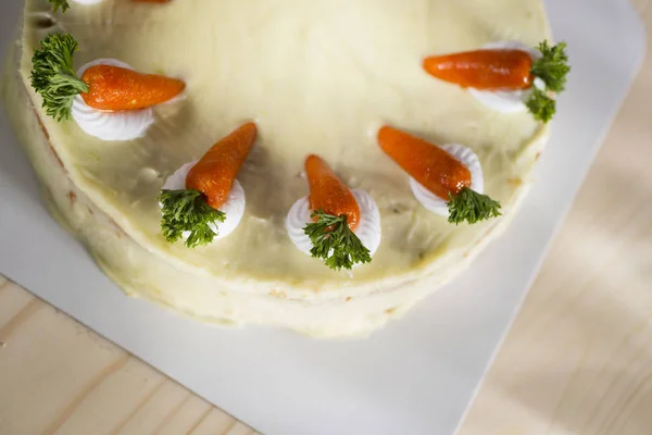 Pastel Zanahoria Decorado Con Zanahorias Miniatura Bandeja Blanca — Foto de Stock