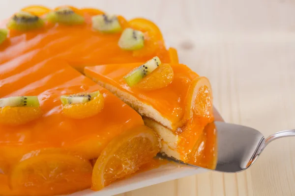 Torta All Arancia Decorata Con Kiwi Fette Arance Fondo Legno — Foto Stock