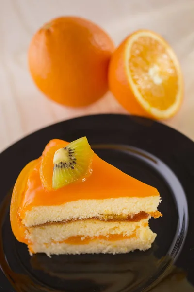 Pedazo Pastel Naranja Decorado Con Kiwi Fruta Naranja — Foto de Stock