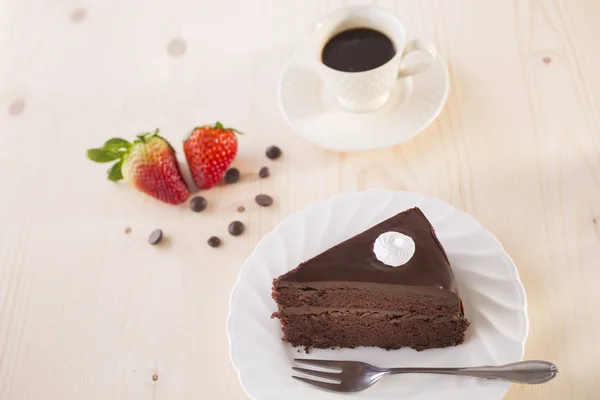 Pastel Chocolate Con Fresa Café Expreso Imagen de archivo