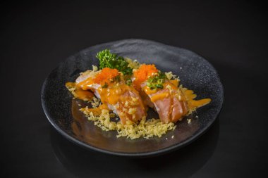 Aburi Miso somon Nigiri, somon suşi yandı ve geleneksel Japon yemekleri seramik tabak, Japon yemekleri tarzı, seçici odak tempura ve Miso sosu, karides yumurta ile tepesinde