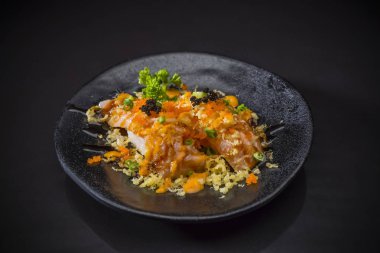 Aburi baharatlı somon Nigiri, somon suşi yandı ve karides yumurta ile tepesinde, tempura ve baharatlı sos servis geleneksel Japon yemekleri seramik tabak, Japon yemekleri tarzı, seçici odak üzerinde