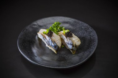 Saba Bouzushi Nigiri, suşi Saba seramik tabak, Japon yemekleri tarzı, Japon menü, suşi saba, Saba suşi siyah arka plan, seçici odak üzerinde geleneksel Japon yemekleri servis