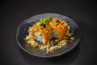 Somon Roll baharatlı sos ile seramik tabak üzerinde geleneksel Japon yemekleri, Japon yemekleri stil, Sushi Menüsü, somon suşi rulo siyah arka plan üzerine, seçici odak