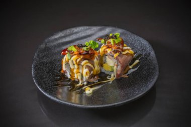 Wagyu rulo ve baharatlı sos seramik tabak üzerinde geleneksel Japon yemekleri servis ile kaz ciğeri, Japon yemekleri stil, Sushi Menüsü, wagyu suşi rulo siyah arka plan üzerine, seçici odak