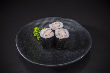Pınarlı, Baskil Maki seramik tabak üzerinde geleneksel Japon yemekleri servis rulo, Japon yemekleri stil, Sushi Menüsü, pınarlı, Baskil suşi maki rulo siyah arka plan üzerine, seçici odak