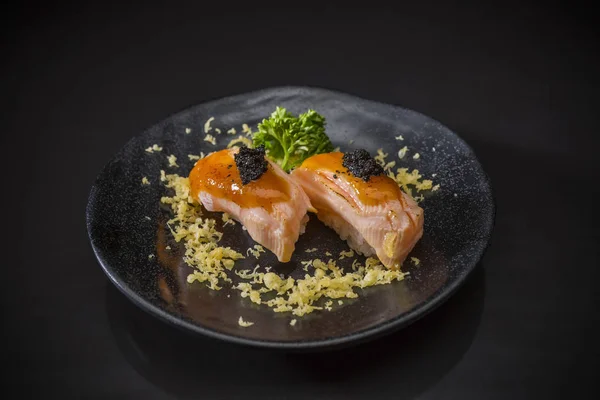 Aburi Salmon Nigiri Sushi Salmone Bruciato Condito Con Uova Gamberetti — Foto Stock